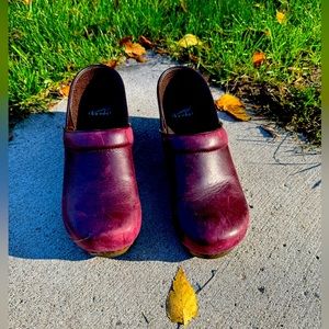 Women’s burgundy Dansko clog, size 42, great shape